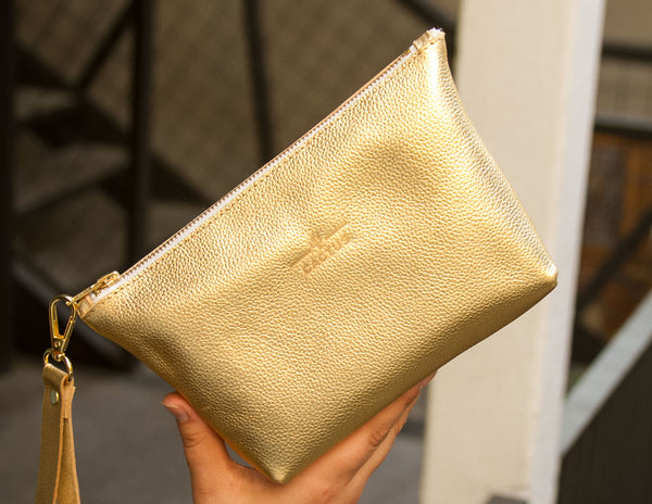 Estuche dorado tipo clutch