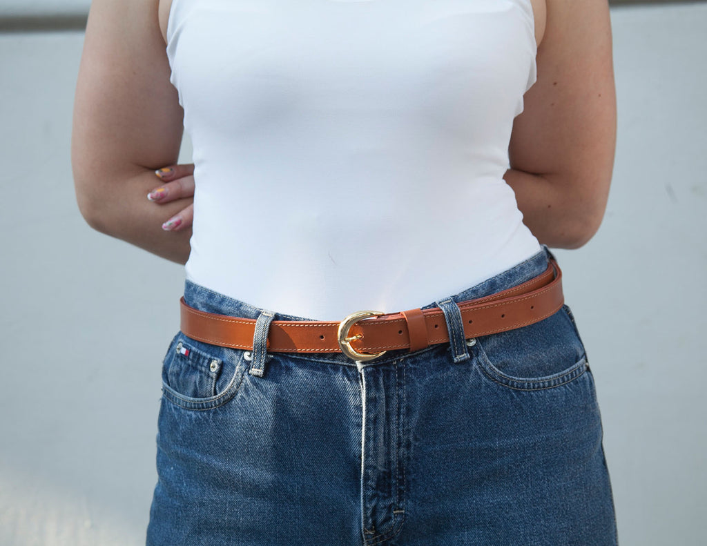 NUEVO/ Cinturón caoba  con hebilla dorada