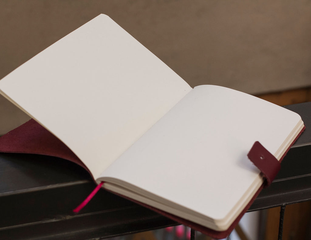 NUEVO! // Cuaderno de Cuero burdeo con broche