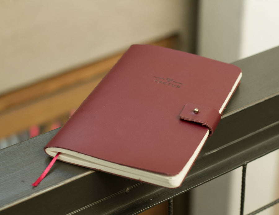 NUEVO! // Cuaderno de Cuero burdeo con broche