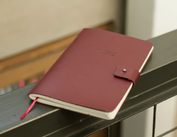 NUEVO! // Cuaderno de Cuero burdeo con broche