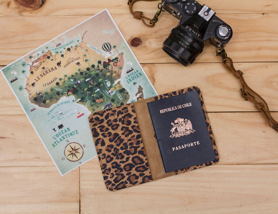 Porta pasaporte estampado Leopardo