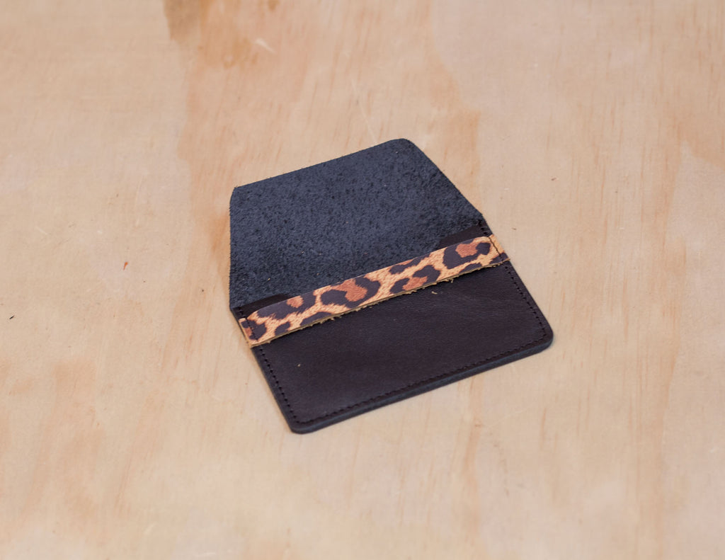 NUEVO! // Tarjetero Negro y estampado Leopardo