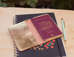 Porta pasaporte dorado