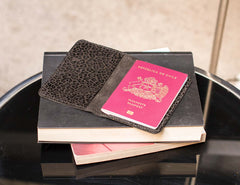 Porta pasaporte leopardo negro