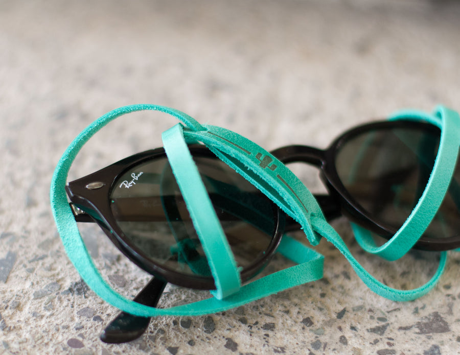 Sujeta gafas HOLDER verde y oro – Misia store